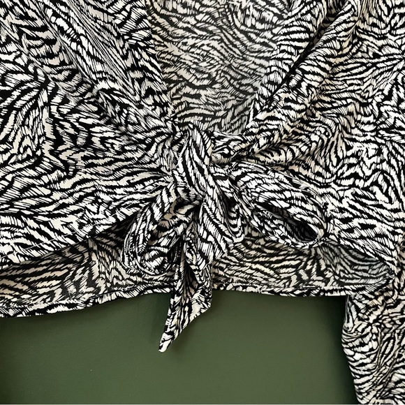 Dynamite Black and White Crop Blouse with Sailor Collar - Picture 5 of 6